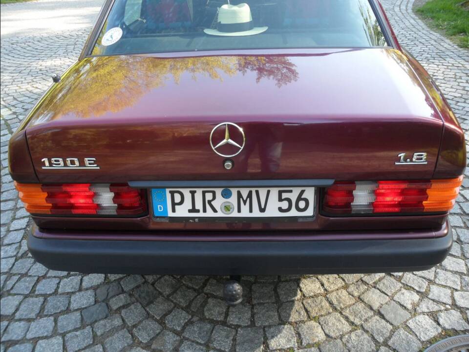Image 28/137 of Mercedes-Benz 190 E 1.8 Avantgarde &quot;Rosso&quot; (1992)