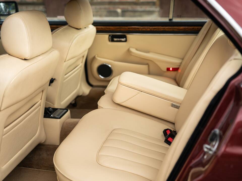 Bild 44/46 von Jaguar XJ 12 (1991)