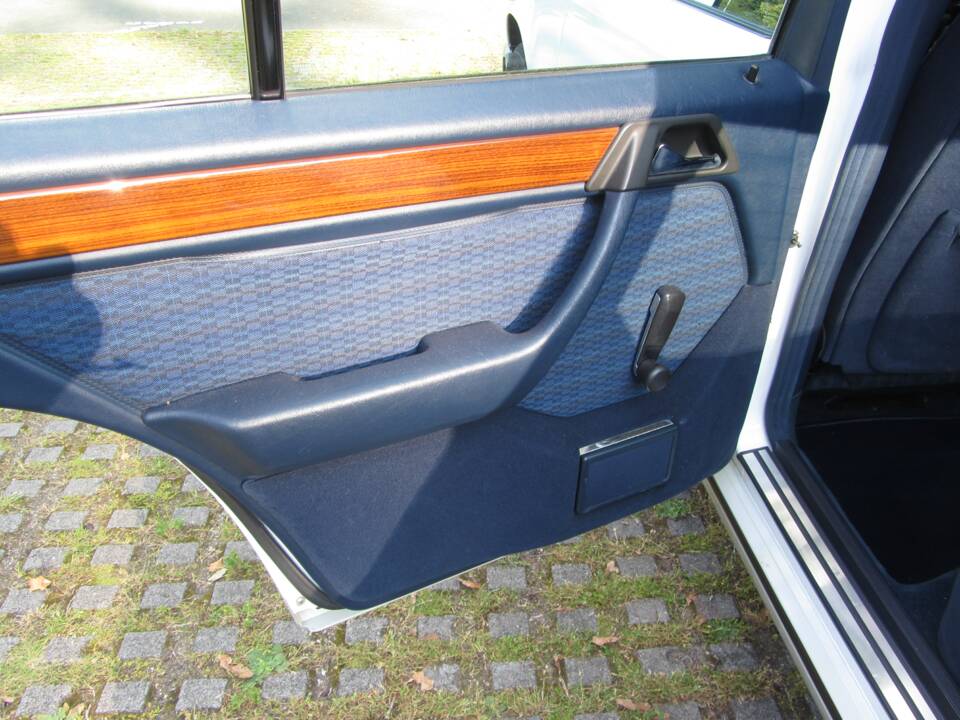 Immagine 17/19 di Mercedes-Benz 260 E (1990)
