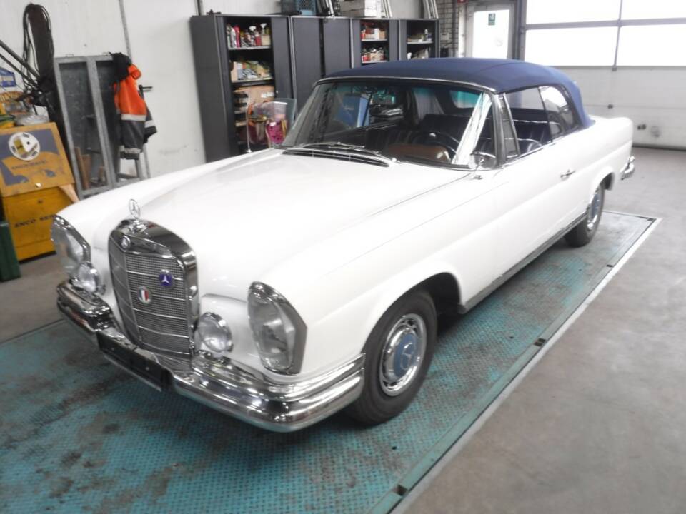 Afbeelding 2/50 van Mercedes-Benz 220 SE b (1963)