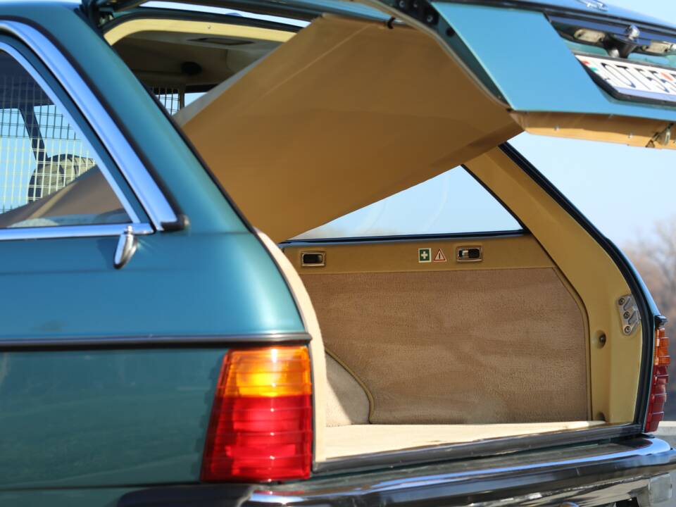 Image 12/24 of Mercedes-Benz 280 TE (1983)