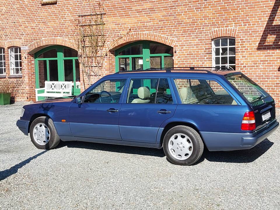 Bild 2/15 von Mercedes-Benz E 300 T 4MATIC (1994)