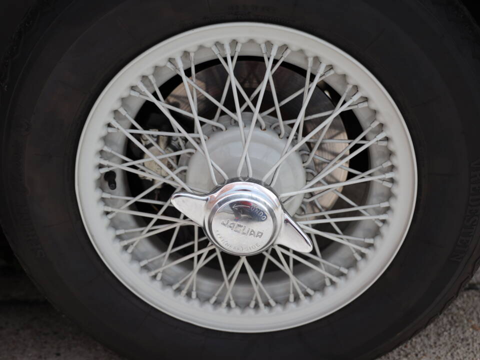 Image 18/91 of Jaguar XK 150 OTS (1958)