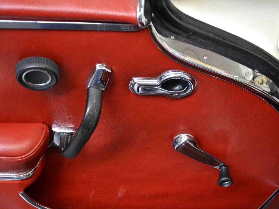 Image 29/61 de Mercedes-Benz 250 SE (1966)