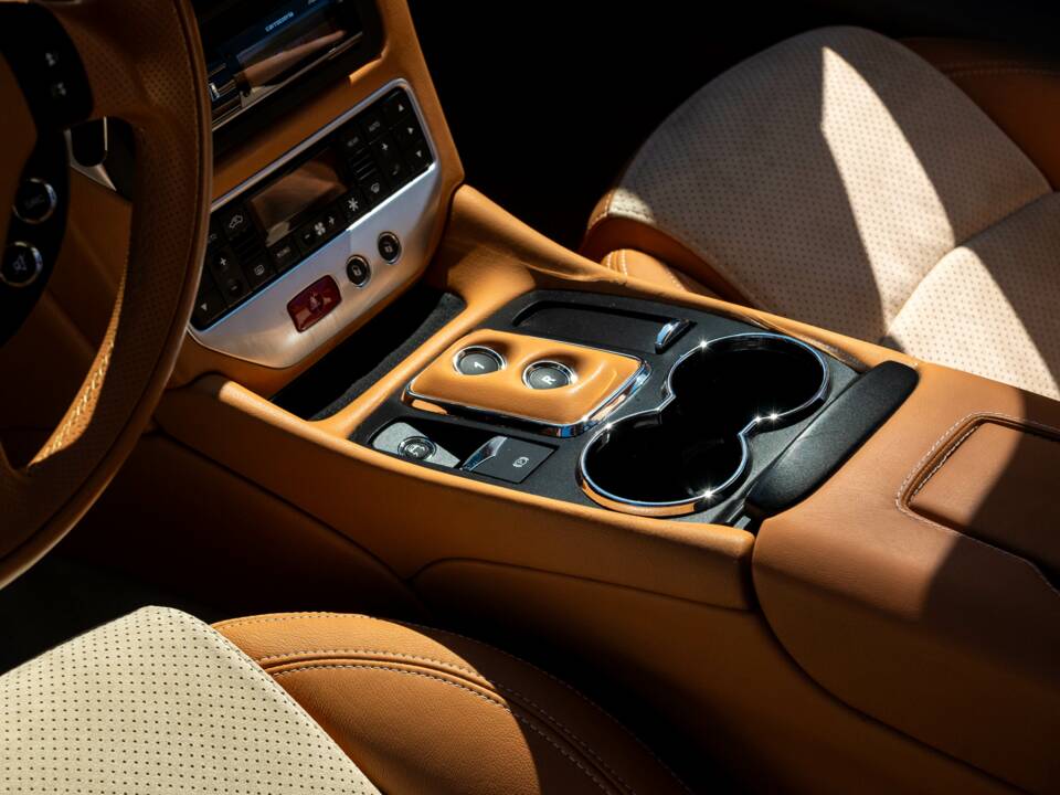 Bild 22/37 von Maserati GranTurismo S (2010)