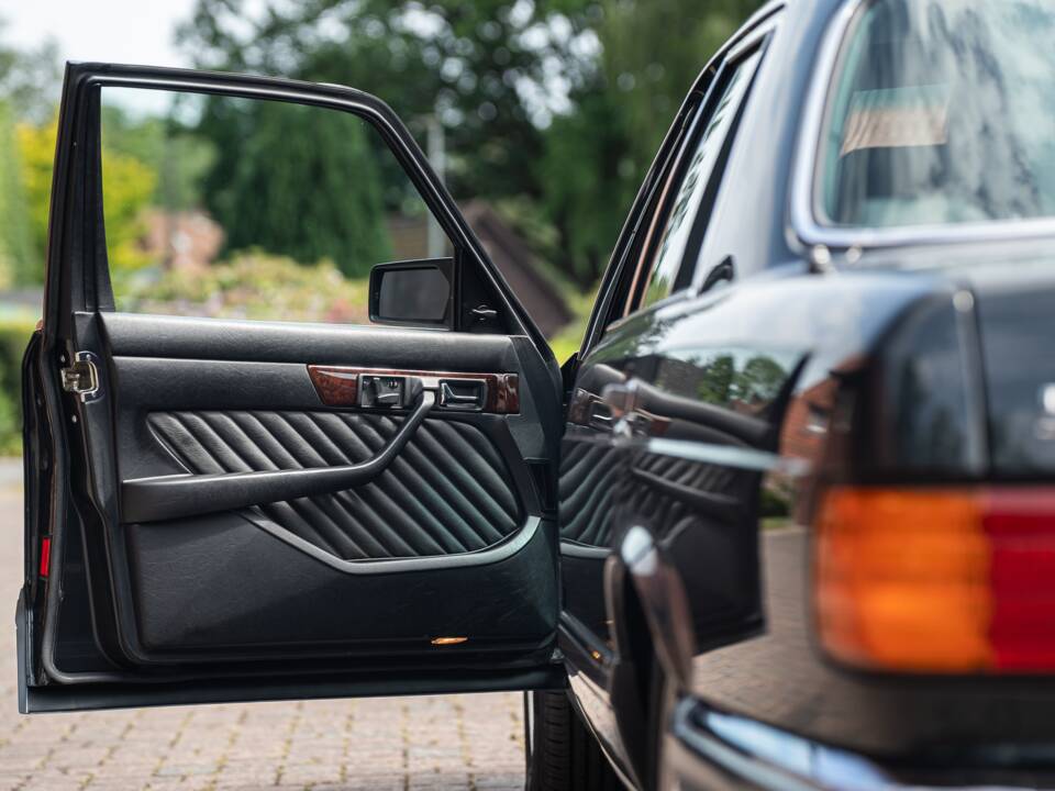 Image 21/91 of Mercedes-Benz 560 SEL (1990)