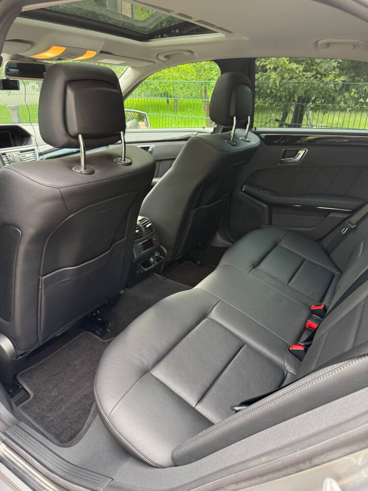 Image 12/14 de Mercedes-Benz E 500 4MATIC (2009)