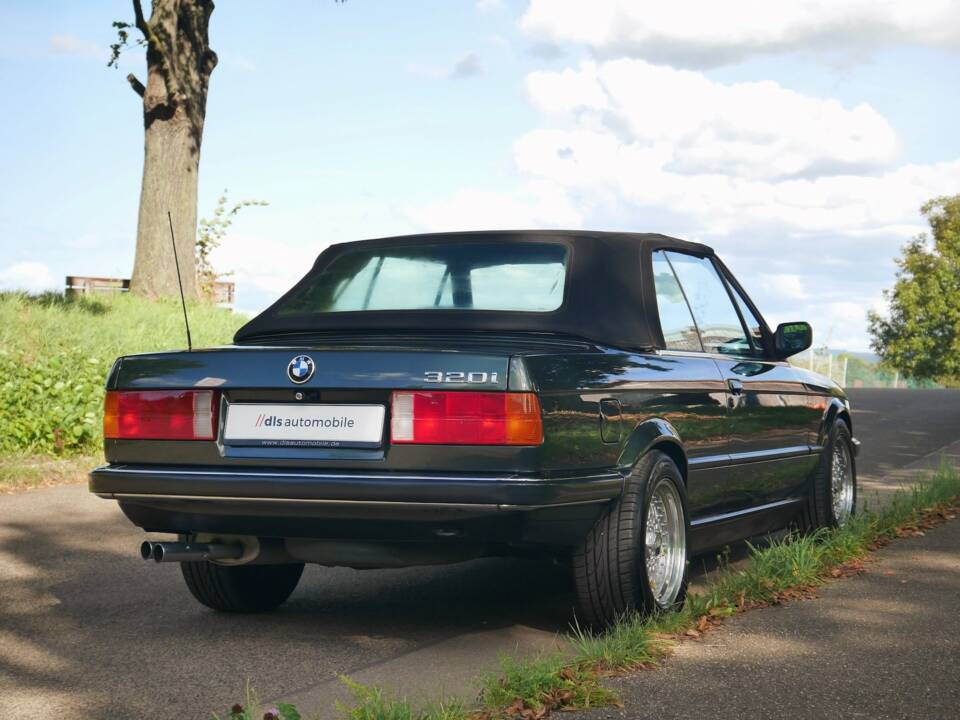 Bild 23/25 von BMW 320i (1990)