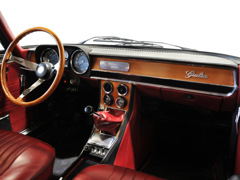 Image 27/34 of Alfa Romeo Giulia Nuova Super 1300 (1975)