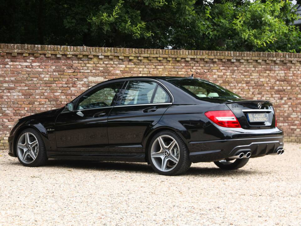 Image 36/50 of Mercedes-Benz C 63 AMG (2012)