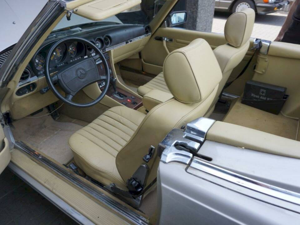 Afbeelding 18/36 van Mercedes-Benz 560 SL (1989)