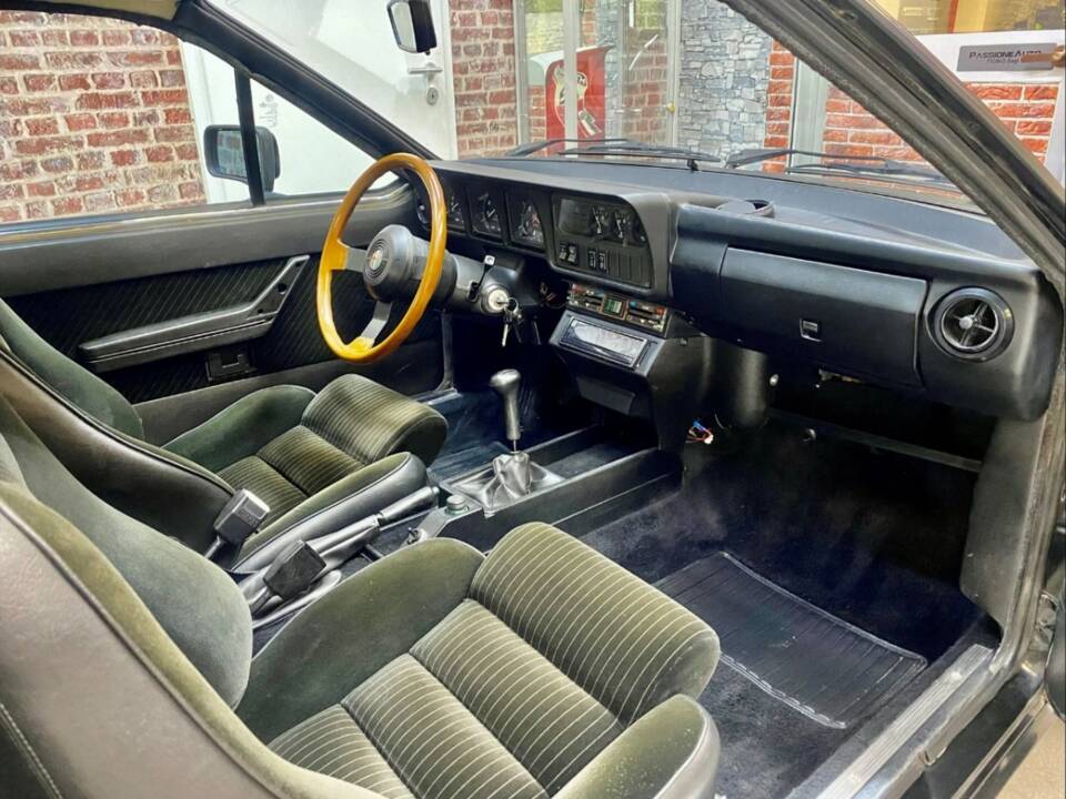 Image 11/11 de Alfa Romeo GTV6 3.0 (1984)