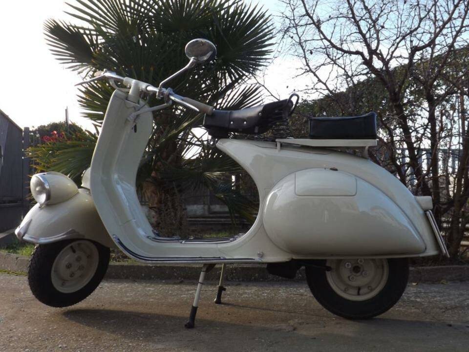 Image 22/38 of Piaggio Vespa 125 (1957)