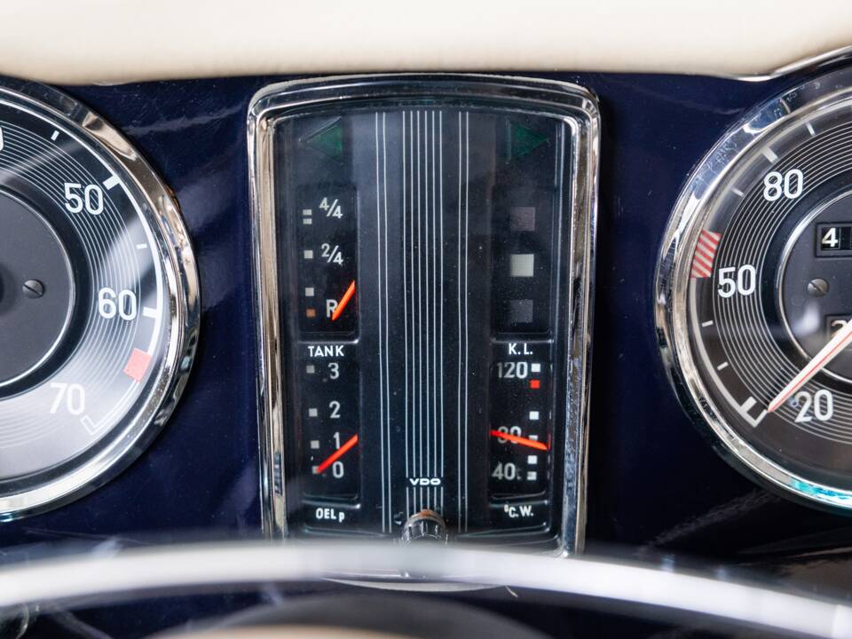 Image 13/40 de Mercedes-Benz 250 SL (1967)