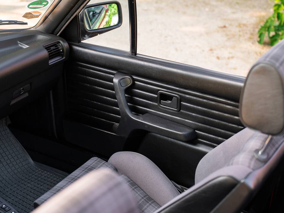 Immagine 21/33 di BMW 318i (1991)