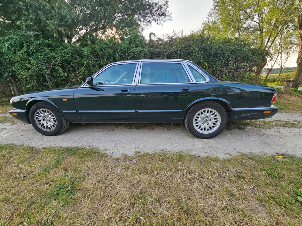 Image 2/5 of Jaguar XJ 8 Sovereign (2002)