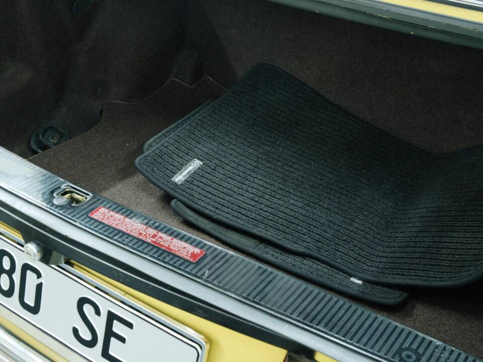 Bild 23/50 von Mercedes-Benz 380 SE (1983)
