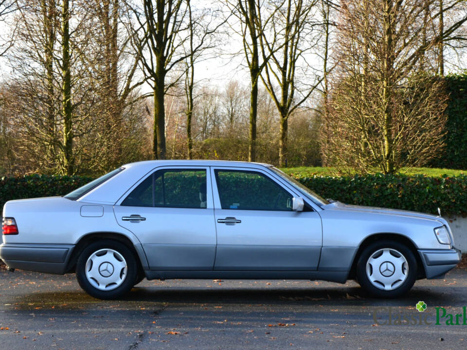 Image 6/39 of Mercedes-Benz 200 D (1993)