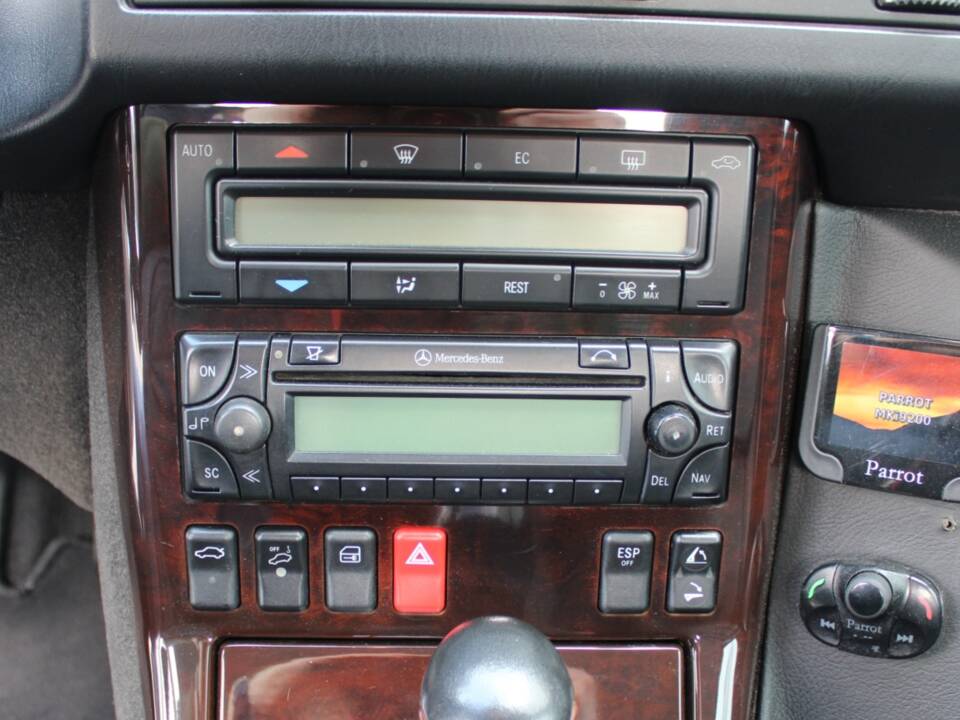 Image 39/50 of Mercedes-Benz SL 320 (2001)