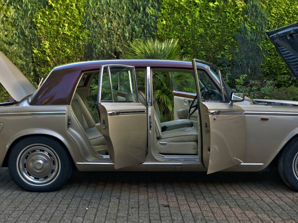 Image 16/50 of Rolls-Royce Silver Shadow II (1977)
