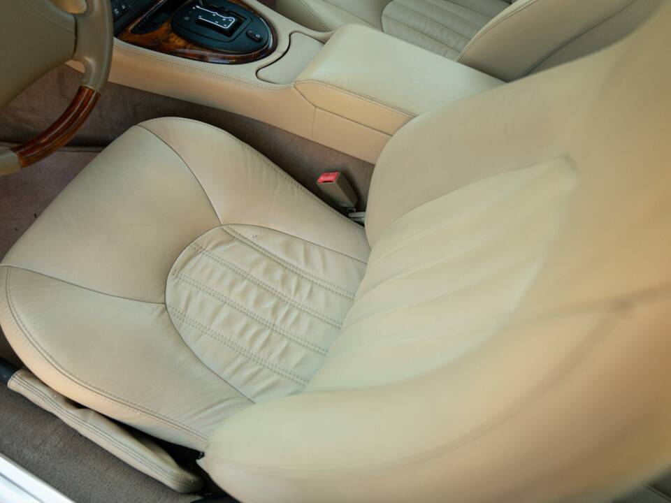 Image 22/50 of Jaguar XK8 4.0 (1998)