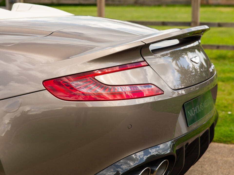 Image 43/97 of Aston Martin Vanquish S Volante (2018)