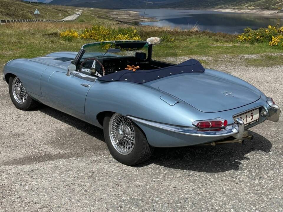 Image 2/6 de Jaguar E-Type (1968)