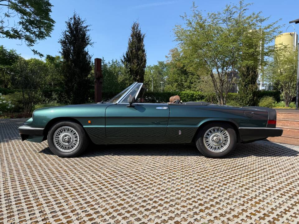 Bild 2/34 von Alfa Romeo 2.0 Spider (1985)
