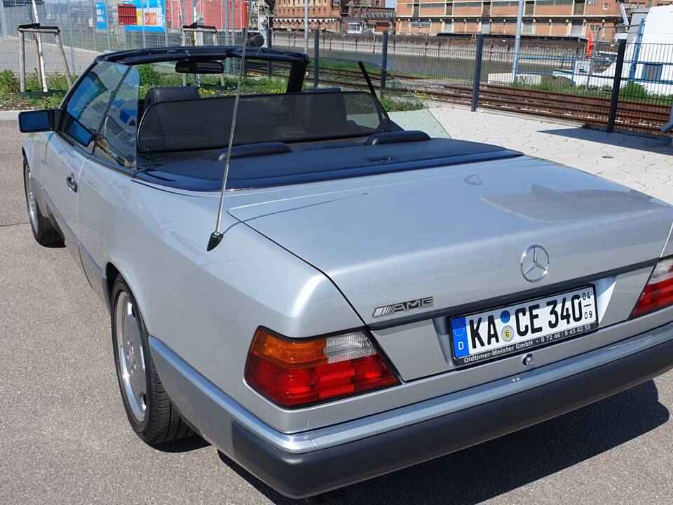 Imagen 48/94 de Mercedes-Benz 300 CE-24 3.4 AMG (1992)