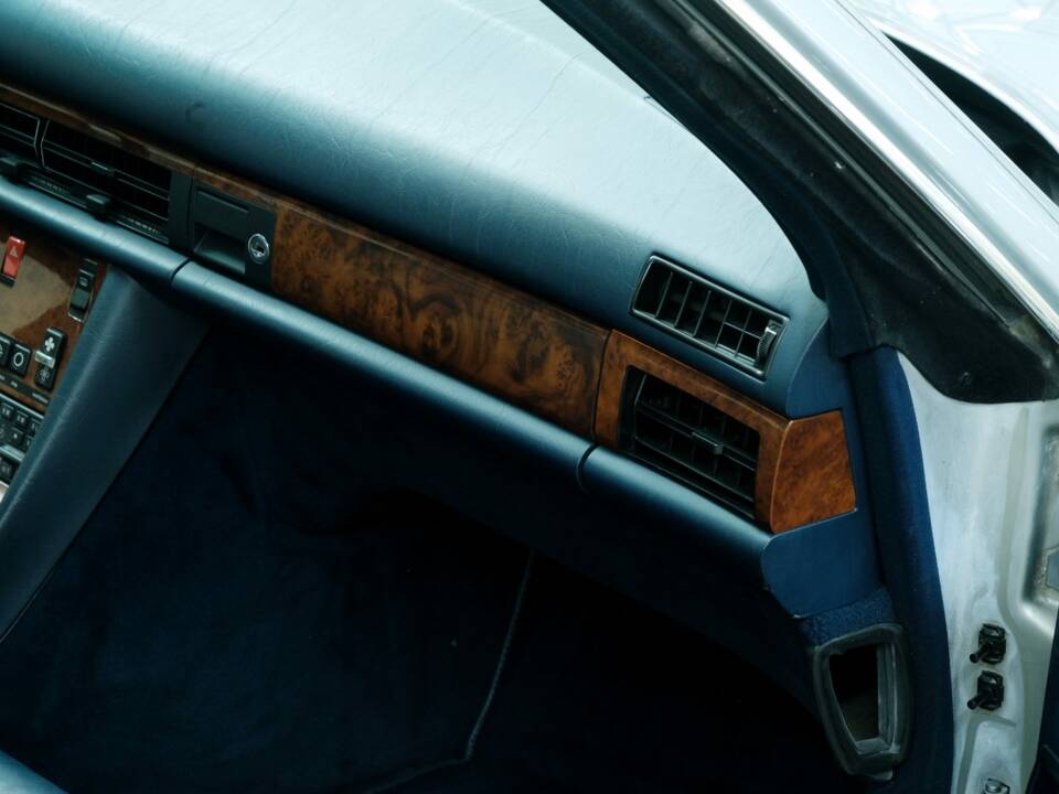 Image 41/50 of Mercedes-Benz 500 SEC (1982)
