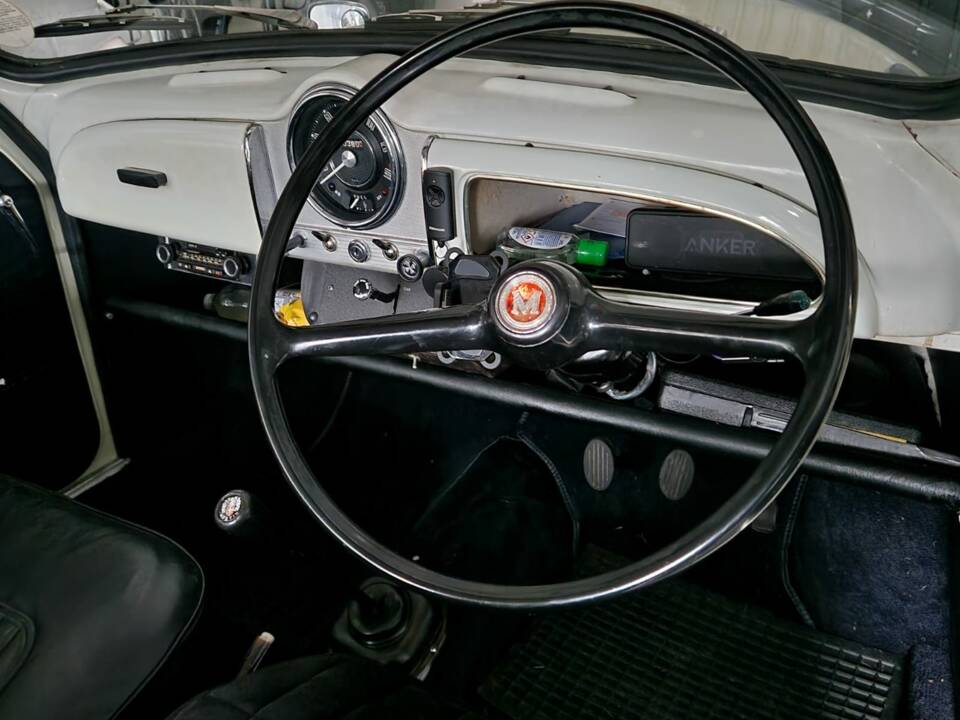 Image 13/15 of Morris Minor 1000 Traveller (1971)