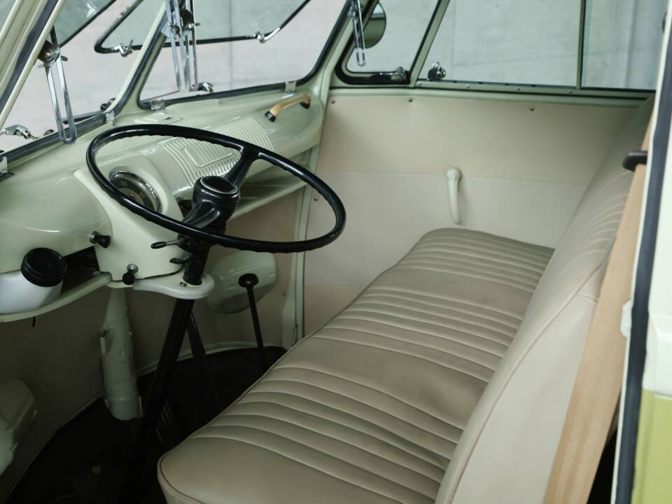 Image 15/47 of Volkswagen T1 minibus (1961)