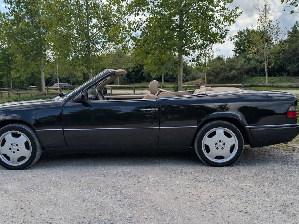 Image 2/13 de Mercedes-Benz E 220 (1994)