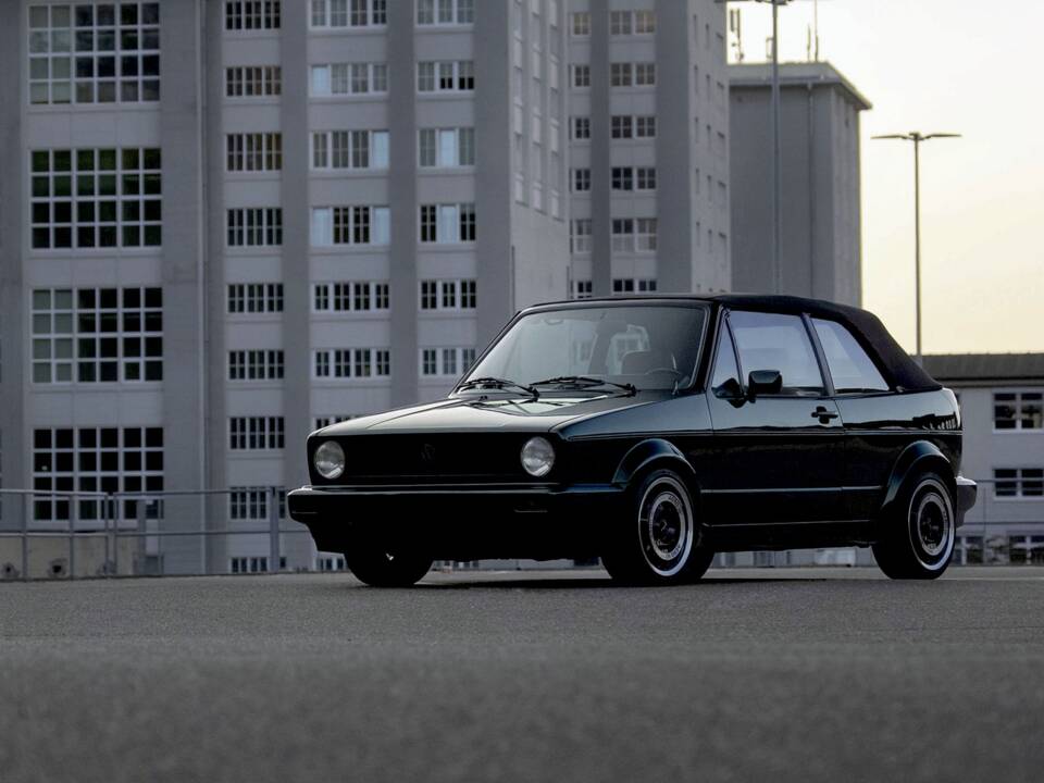 Bild 1/40 von Volkswagen Golf Mk I Convertible 1.8 (1991)