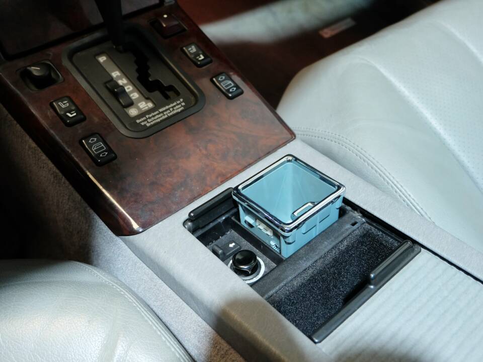 Image 13/34 of Mercedes-Benz 500 SL (1991)