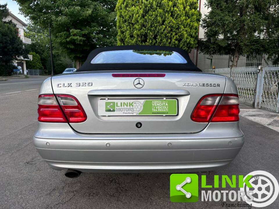 Image 6/10 of Mercedes-Benz CLK 320 (2000)