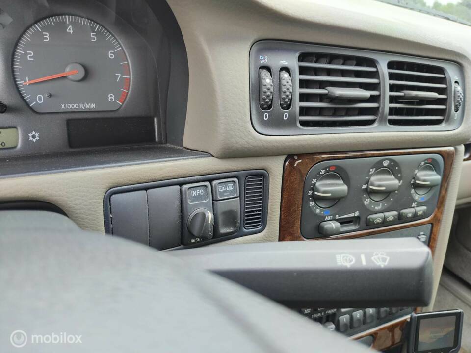 Image 18/33 of Volvo S 70 2.5 T (1997)