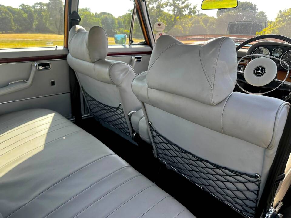 Image 32/57 de Mercedes-Benz 280 SE 3,5 (1972)