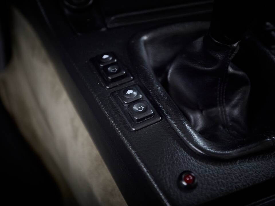 Image 63/90 of BMW 325i (1987)