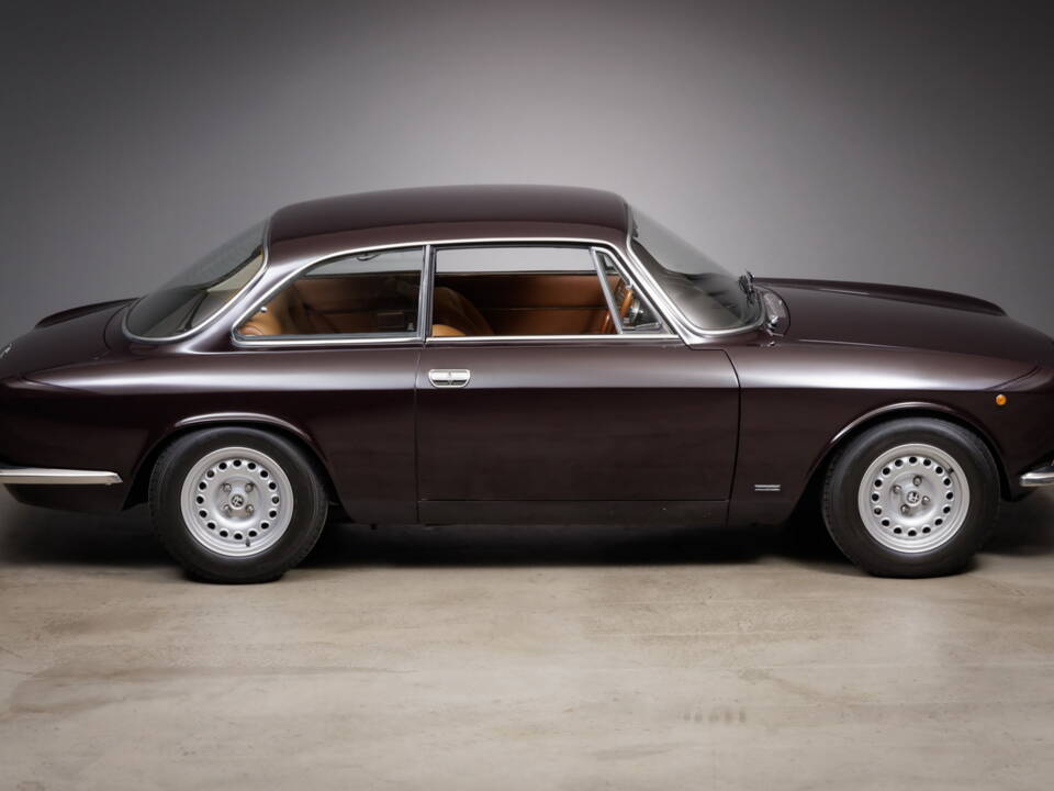 Immagine 6/35 di Alfa Romeo Giulia 1300 GT Junior (1973)