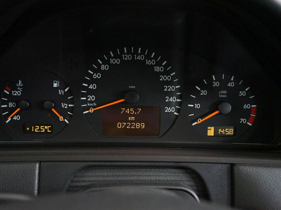 Bild 24/38 von Mercedes-Benz E 200 Kompressor (2001)