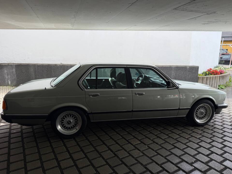 Bild 14/15 von BMW 735i (1984)