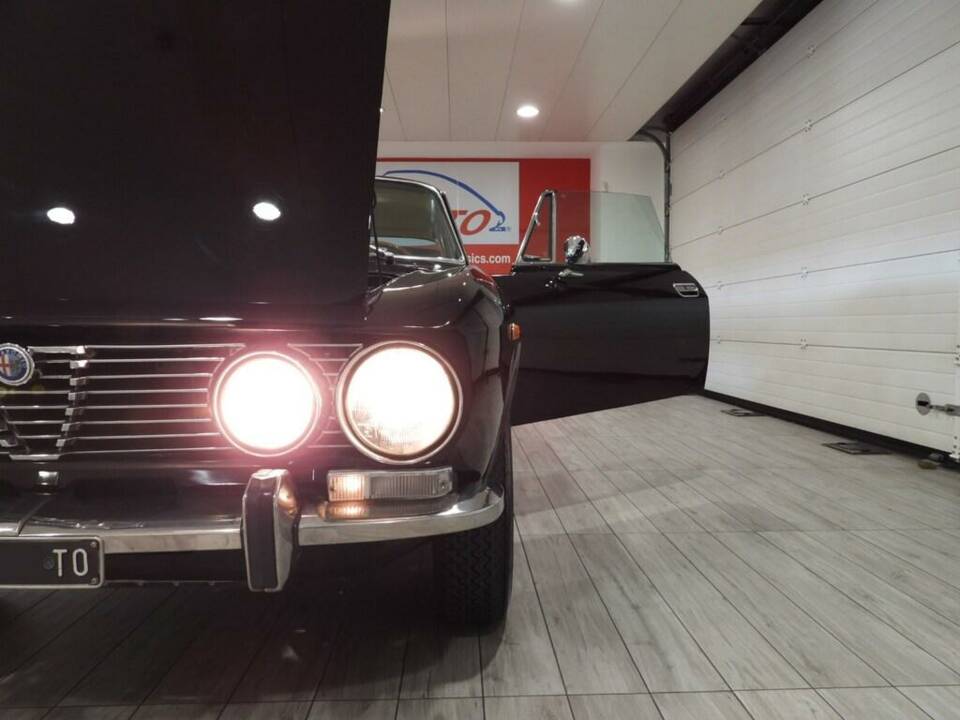 Image 12/15 of Alfa Romeo 2000 GT Veloce (1973)