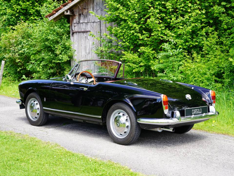Image 8/10 of Alfa Romeo Giulia 1600 Spider (1962)
