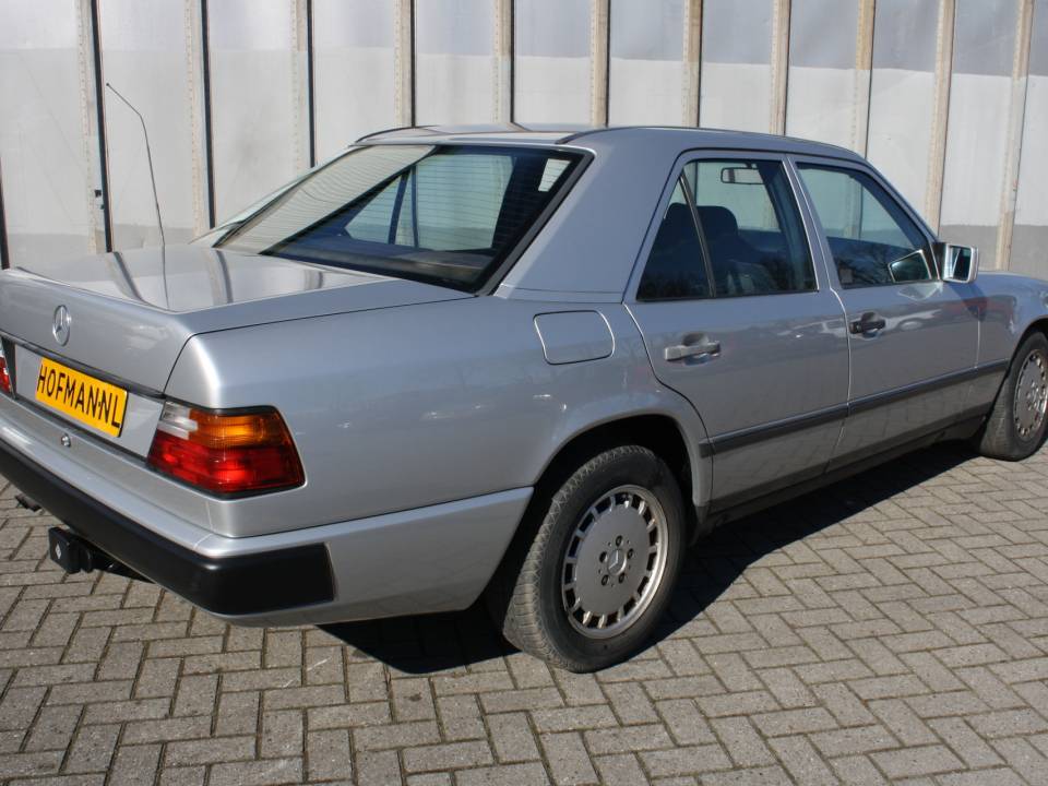 Immagine 2/11 di Mercedes-Benz 300 D (1986)