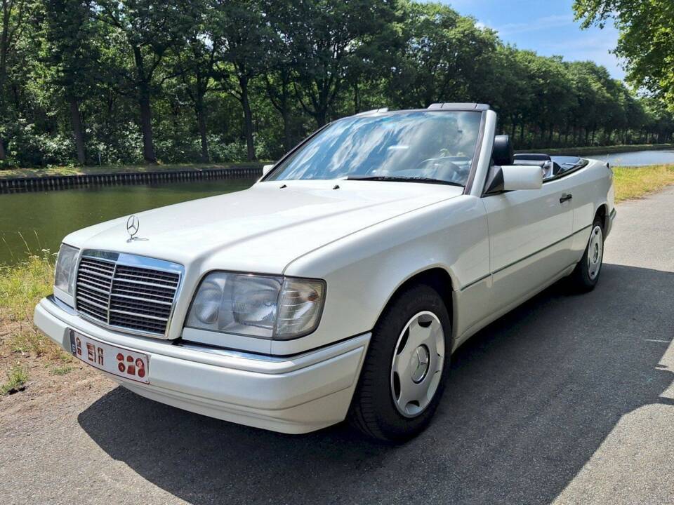 Image 2/36 of Mercedes-Benz E 200 (1994)