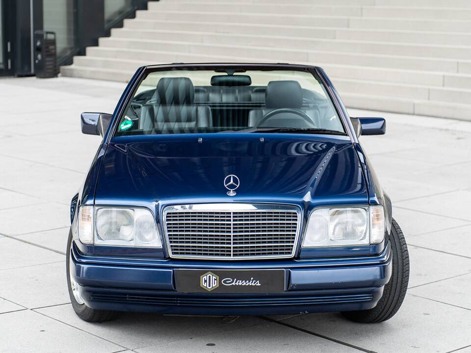 Image 4/45 of Mercedes-Benz E 220 (1995)