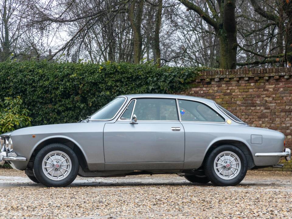 Image 9/50 de Alfa Romeo Giulia GT 1300 Junior (1972)