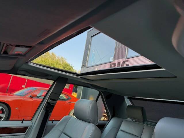 Image 25/27 of Mercedes-Benz E 500 (1994)