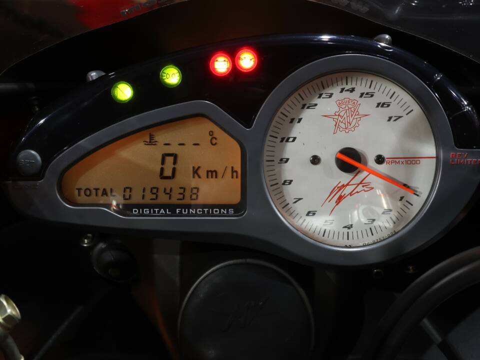 Image 23/36 of MV Agusta DUMMY (2004)